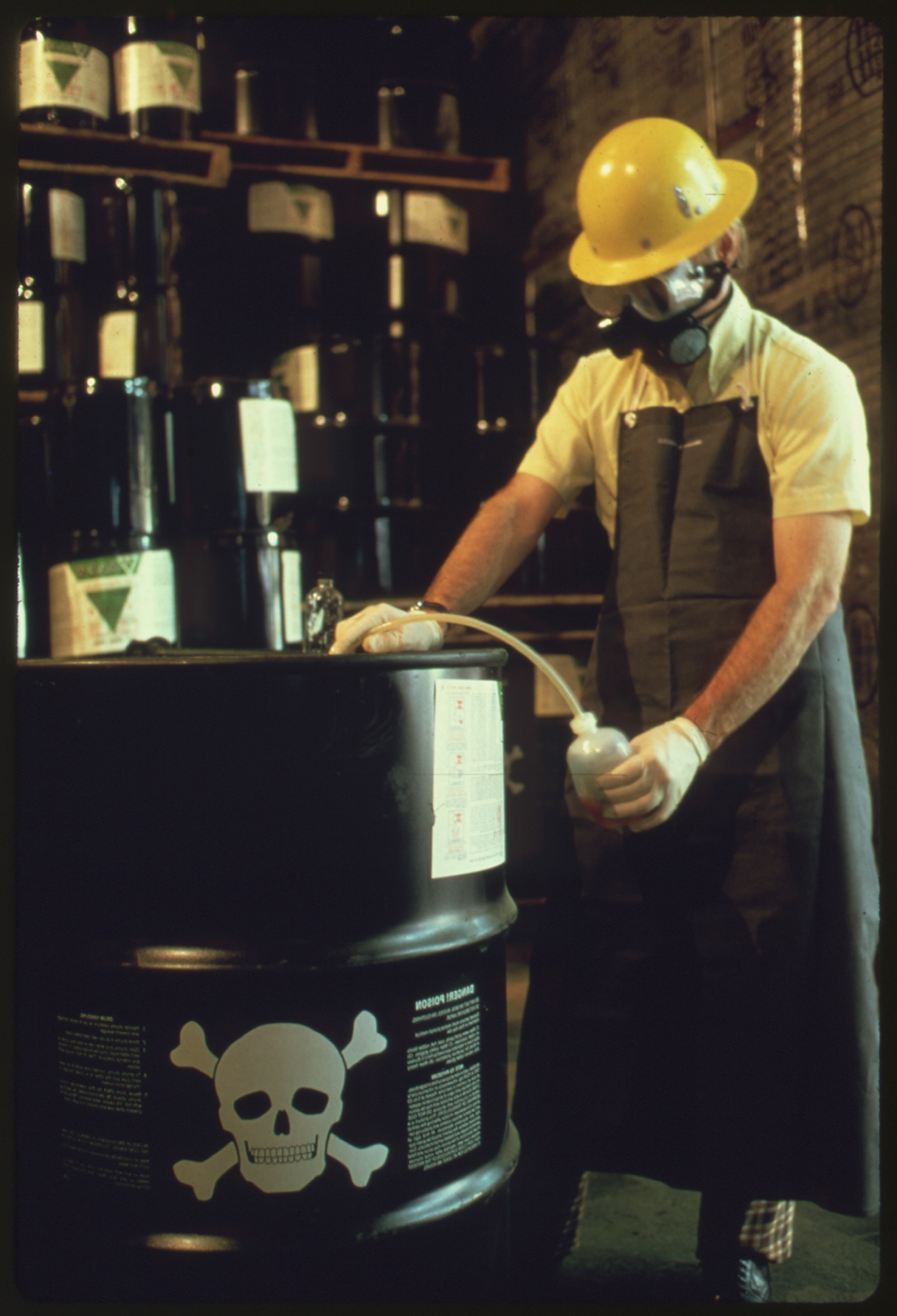 Inspector equipado para manipular una sustancia peligrosa